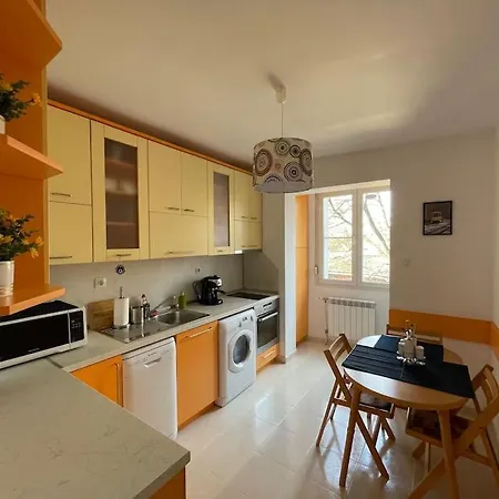 Feel In A Cozy 2-bedroom Apart Apartment Sofia