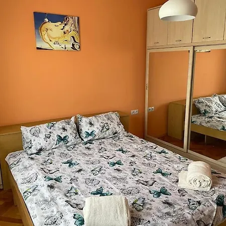 Feel In A Cozy 2-bedroom Apart *