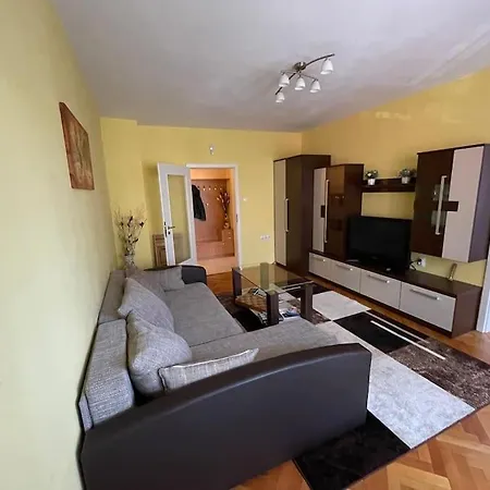 Feel In A Cozy 2-bedroom Apart Sofia