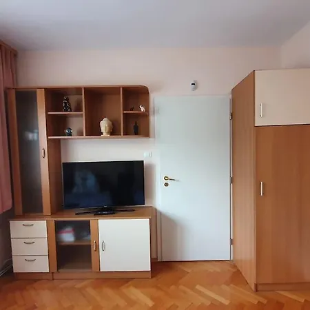 Feel In A Cozy 2-bedroom Apart Sofia
