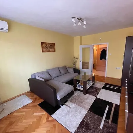 Feel In A Cozy 2-bedroom Apart Apartment