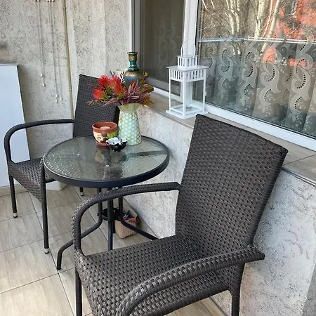 Feel In A Cozy 2-bedroom Apart София